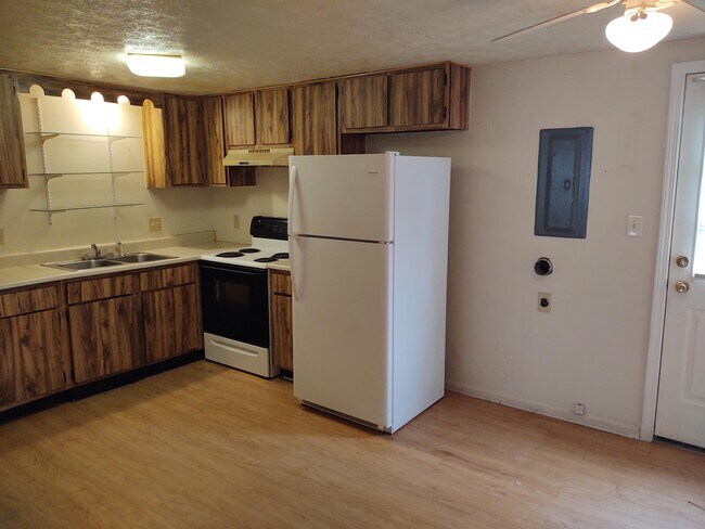 Building Photo - 212 Patricia Dr