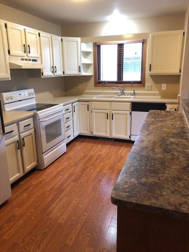 Kitchen - 109 Woodview Dr