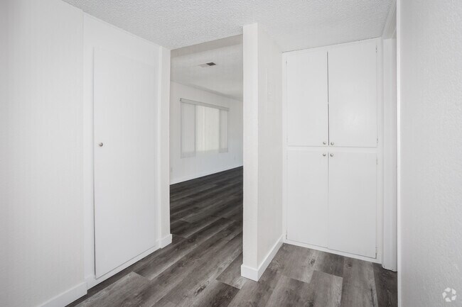 2 habitaciones, 1 baño - 750 pies cuadrados - Pasillo - Stonewood Apartments - NO AVALIABLE UNITS