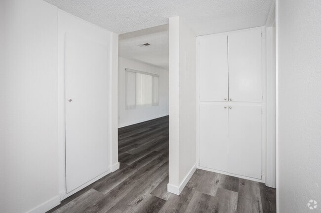 2BR, 1BA - 750SF - Hallway - Stonewood Apartments