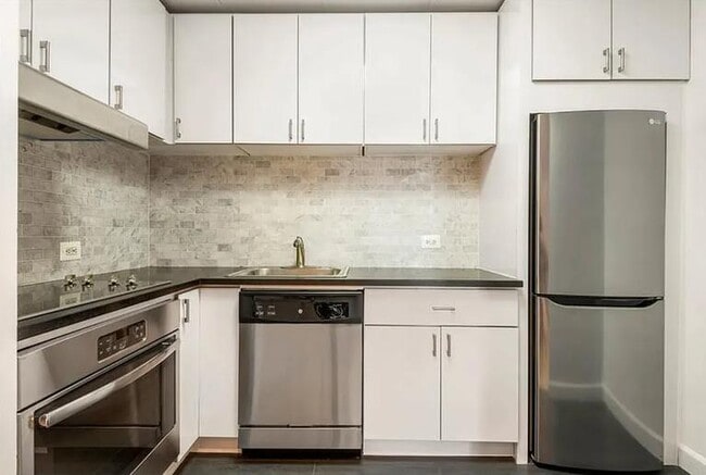 Building Photo - 3 bedroom in NEW YORK NY 10005