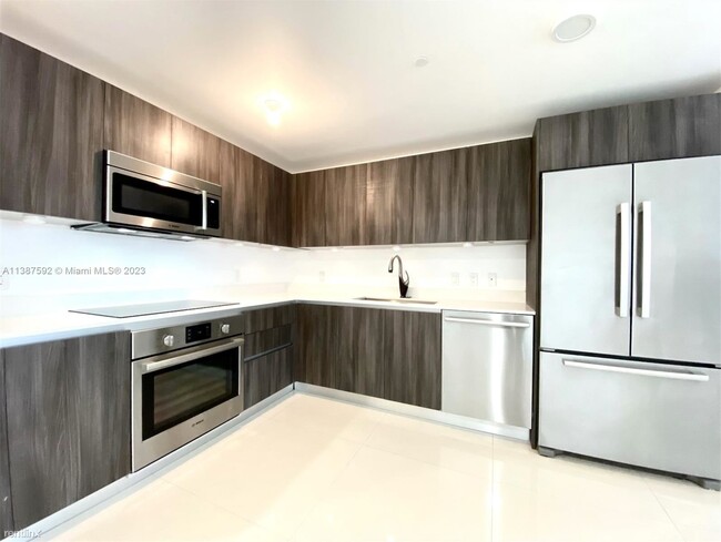 Foto del edificio - 1 br, 1.5 bath Condo - 488 NE 18th St Awes...