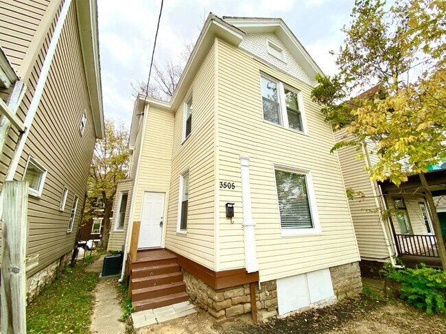 Foto del edificio - 3505 Woodburn Ave