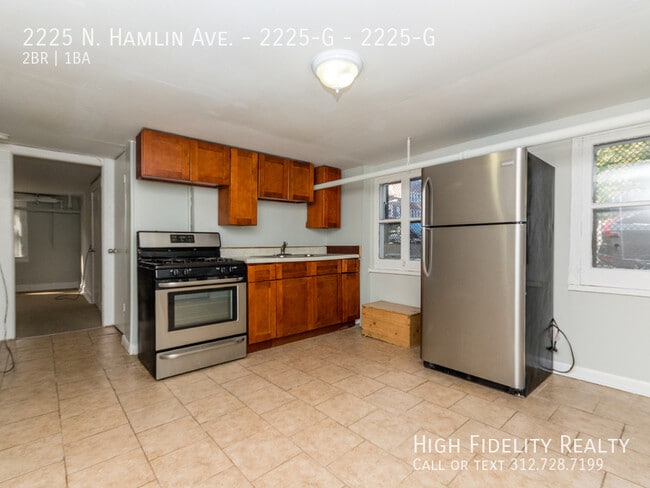 Foto del edificio - 2225 N Hamlin Ave