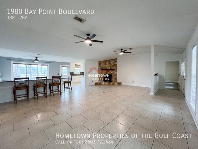 Foto del edificio - Charming Three Bedroom Home with Bay Views