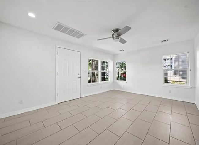 Foto del edificio - 3411 E 5th Pl