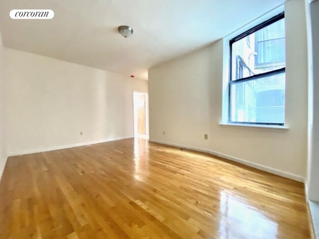 Foto del edificio - 585 Isham St