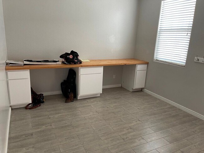 Building Photo - 4 bedroom 2.5 bath home with a pool in Lav...