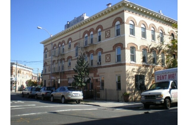 Primary Photo - 677 Grandview Ave