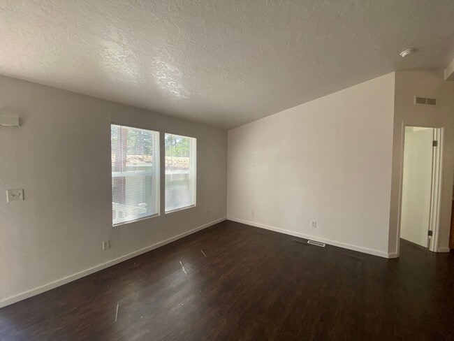 Building Photo - Cute and Cozy Home in SW Bend, Large, full...