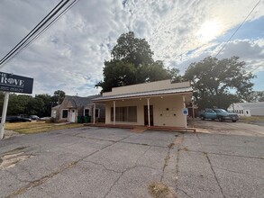 Building Photo - 203 N Ave D