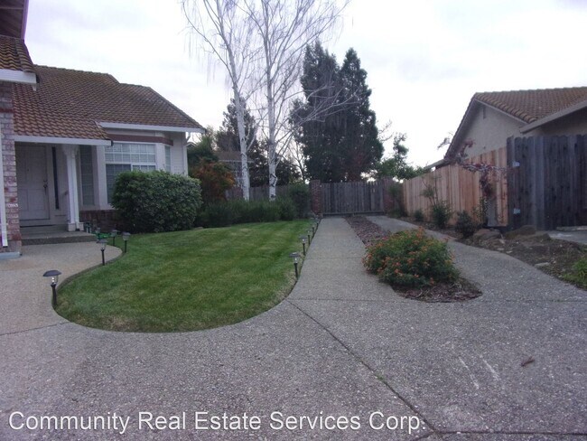 Building Photo - 4 br, 2.5 bath House - 2412 Shawnee Court