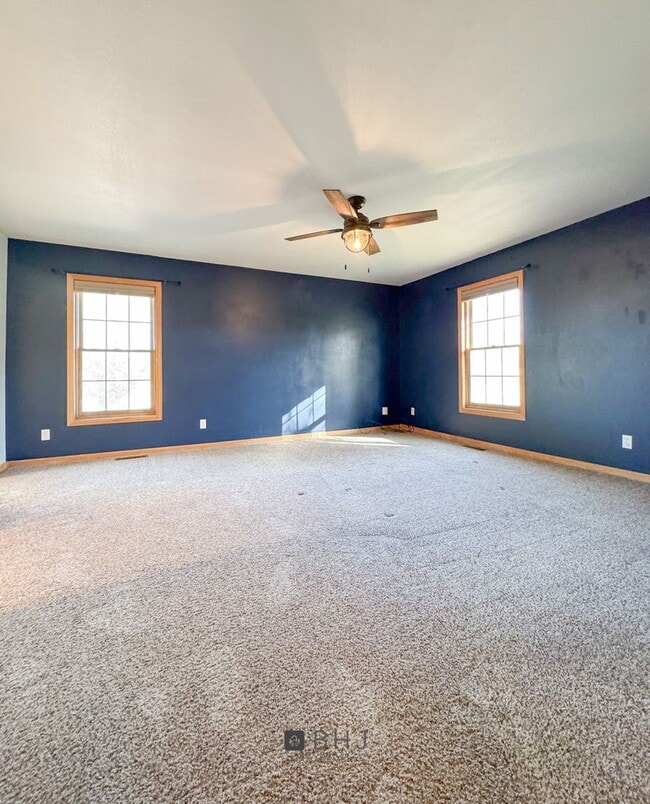 Building Photo - LARGE, PET-FRIENDLY 4 BED/ 3 BATH SINGLE F...