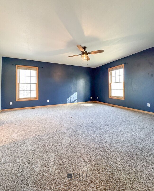 Foto del edificio - LARGE, PET-FRIENDLY 4 BED/ 3 BATH SINGLE F...