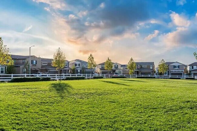 Foto del edificio - Energy Efficient Spacious 4BR House in Redlands