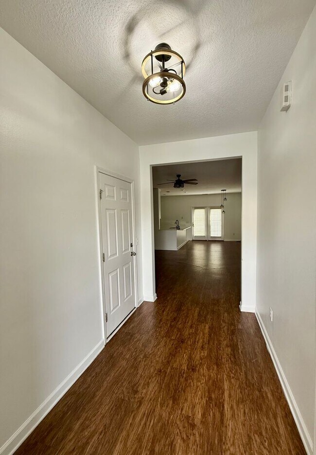 Foto del edificio - Renovated Townhome in Live Oak