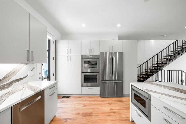 Foto del edificio - LUX 3BD, 5BA Modern Townhome Near Cherry C...