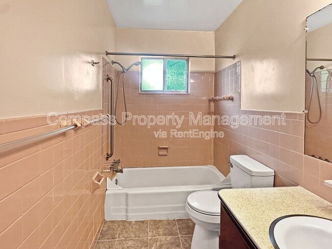 Building Photo - 2832 S Burdick St