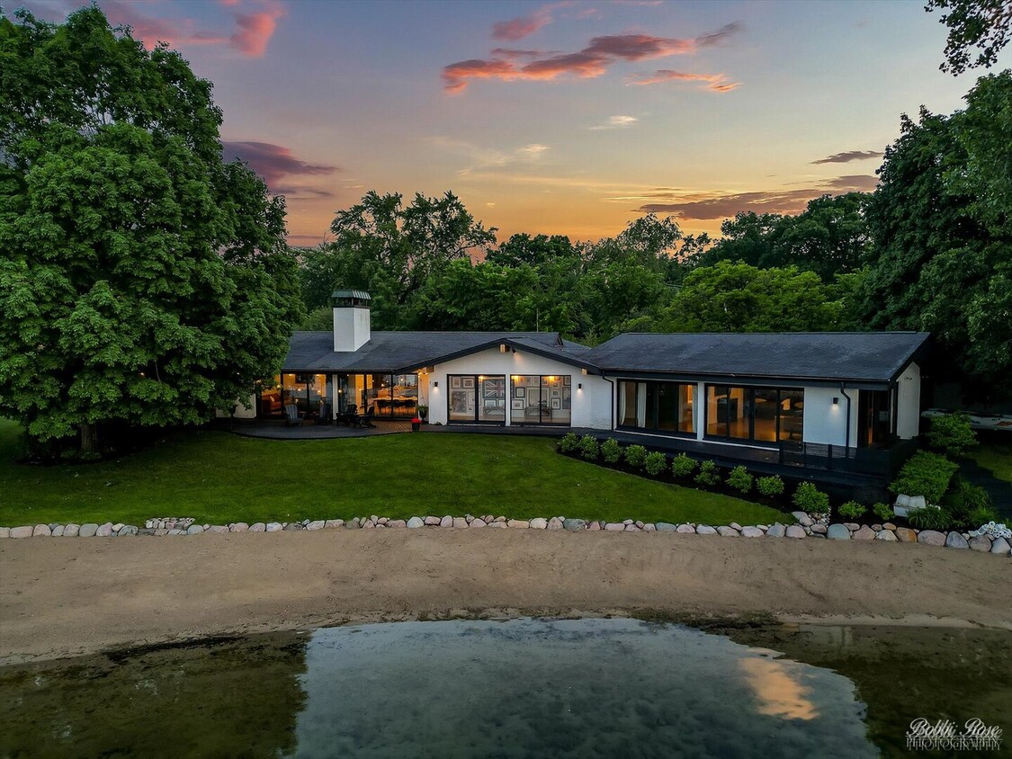 Primary Photo - 2140 S Shore Dr