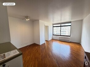 Building Photo - 400 E 70th St