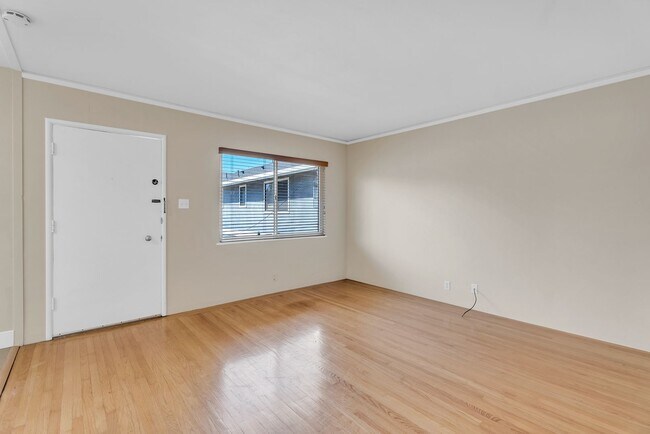 Building Photo - 1110 Capuchino Ave