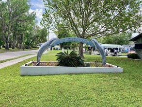 Building Photo - 1412 SE Paradise Ave