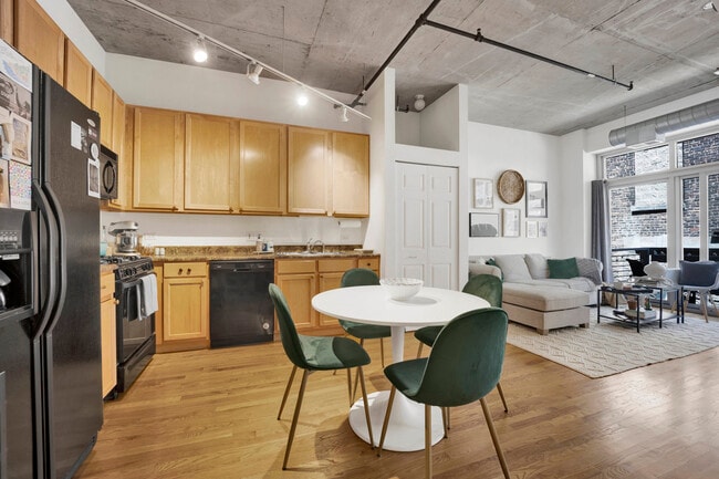 Building Photo - 933 W Van Buren St