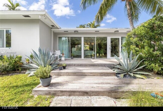 Building Photo - 2520 Flamingo Dr