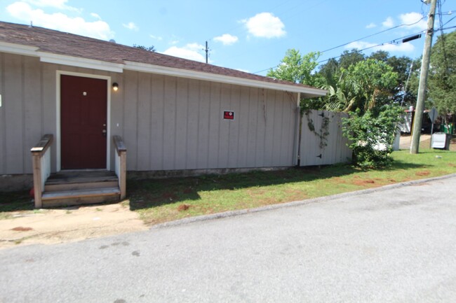 Building Photo - Charming 2-Bed, 1-Bath Unit in Pensacola m...