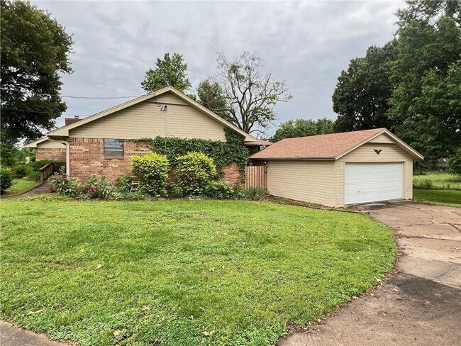 Building Photo - 3 bedroom 2 bath home for lease