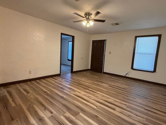 Foto del edificio - 6213 NW Cherry Ave
