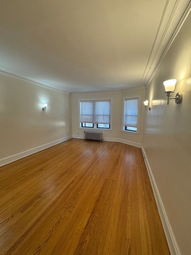 Interior Photo - 910 Judson