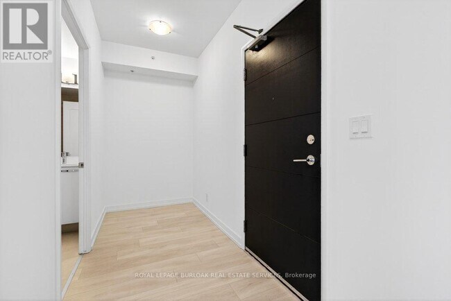 Building Photo - 75 James St S