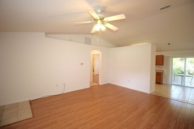 Foto del edificio - Roomy 3 Bed 2 Bath Screened Lanai Home for Rent in Pine Lakes