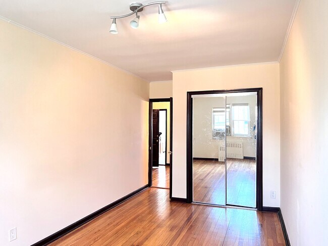 Foto del edificio - 64-71-71 Alderton St