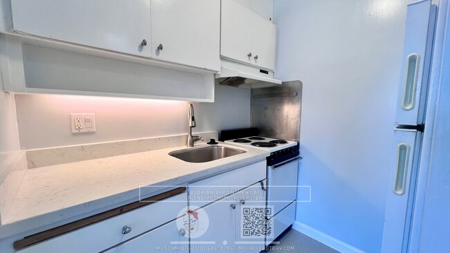 Building Photo - Lovely waterview from this sweet  studio c...