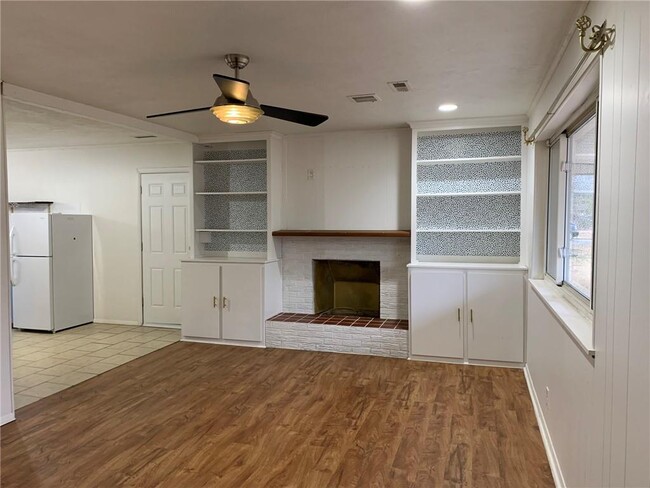 Building Photo - 1224 N Turner Ave