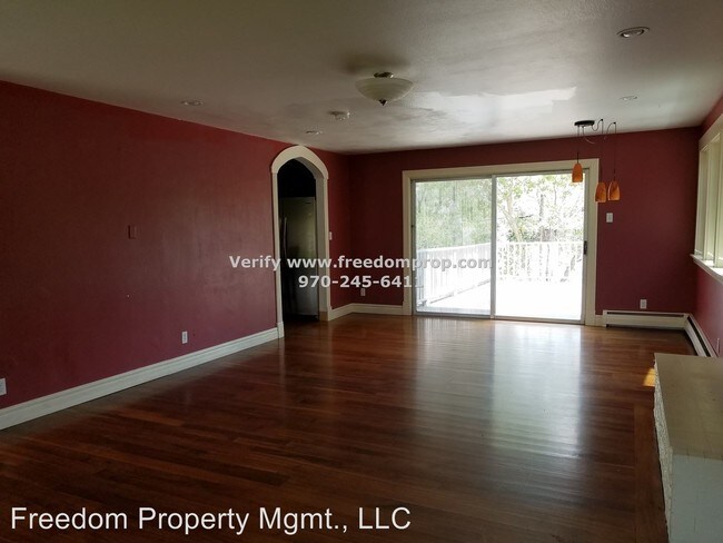 Building Photo - 662 Round Hill Dr