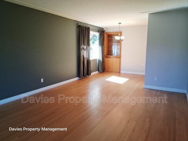 Building Photo - 9616-9146 146 St NW