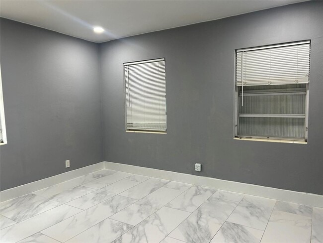 Foto del edificio - 2218 Roosevelt St