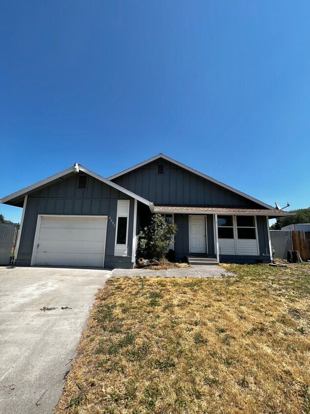 Foto principal - 3 bedroom, 1.5 bath House ** PENDING **