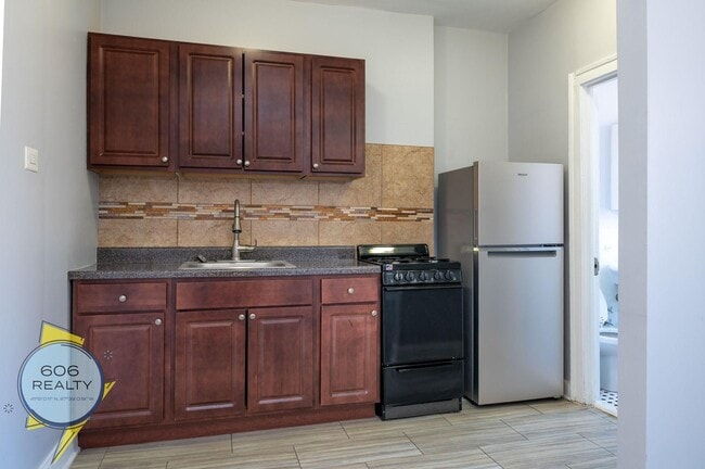 Building Photo - 6930 N Greenview Ave