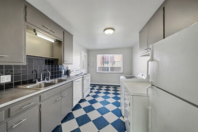 Building Photo - 1461 N Jasmine-2