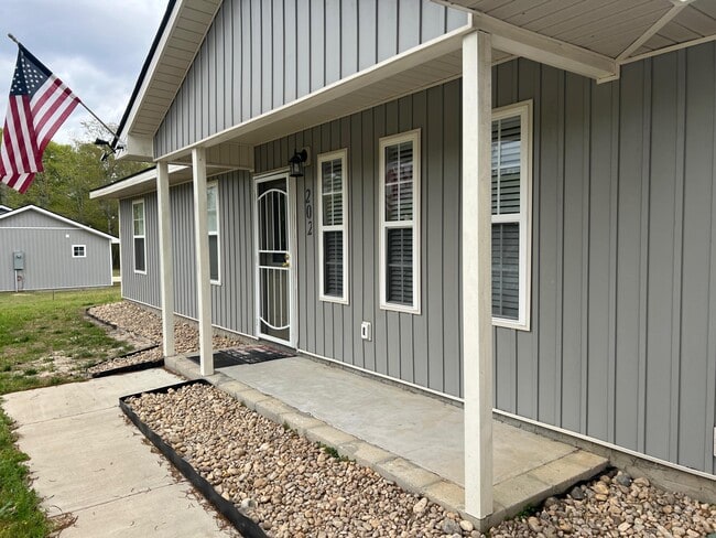 Building Photo - 202 Shetland Dr