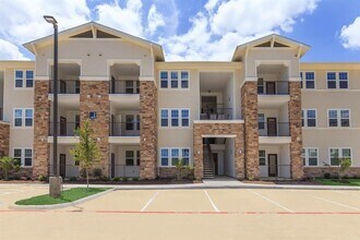 Building Photo - 4100 N Parkdale Ln