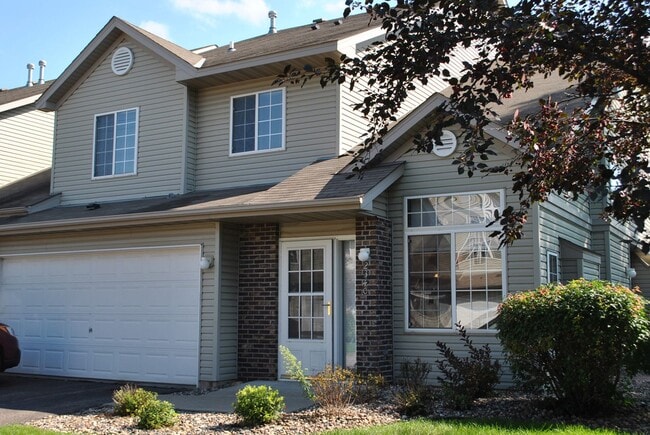 Building Photo - 2 Bedroom 1.5 Bathroom End Unit Townhome in Hudson