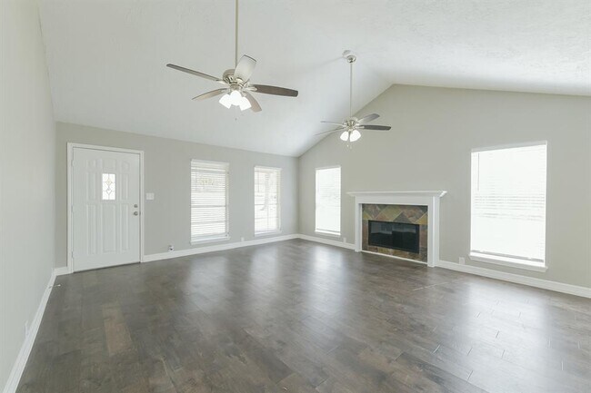 Building Photo - 424 Tejas Blvd