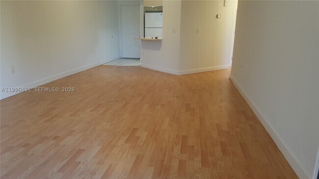 Foto del edificio - 8215 Lake Dr