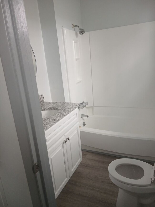 Building Photo - Colonial Place – Bottom Unit for Rent