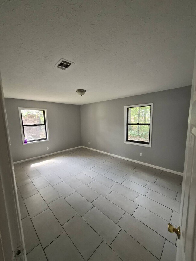 Building Photo - 150 Forest Pl